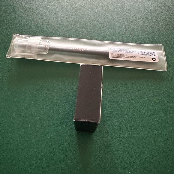 Anastasia Beverly Hills Brow Freeze Styling Wax and Dual-Ended Wax Applicator - Picture 4 of 5